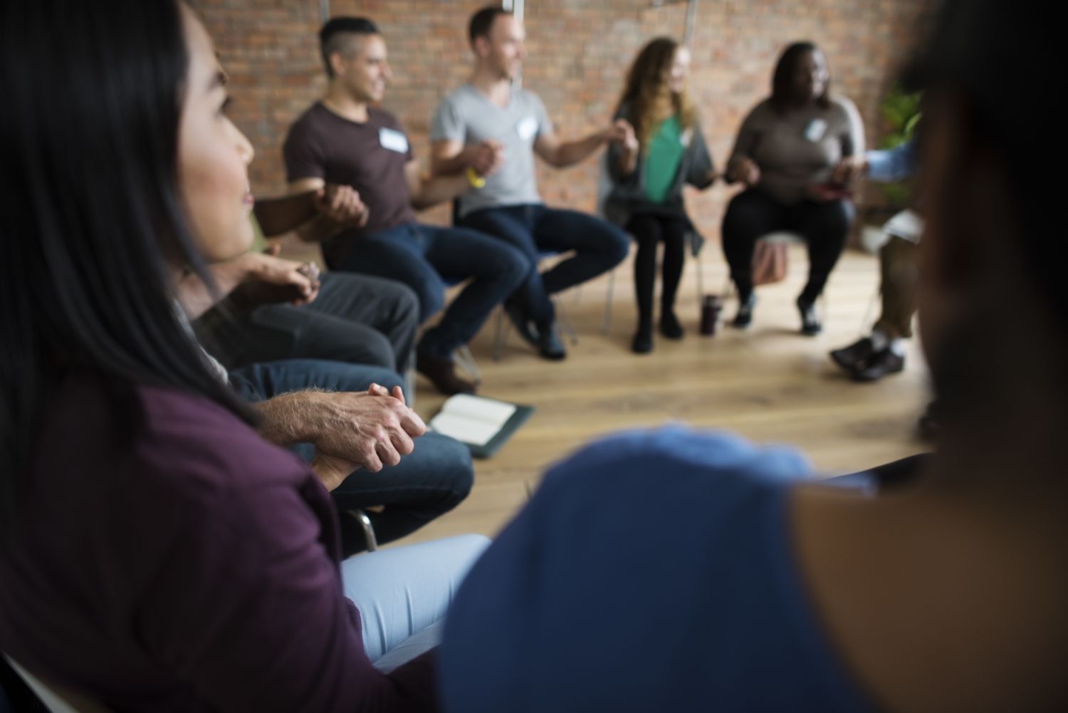 Equipo de trabajo conversando en círculo