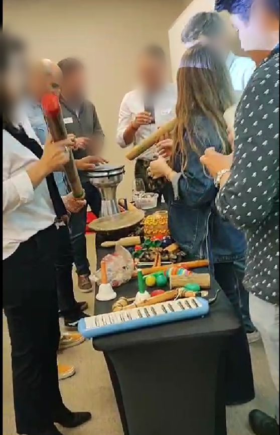 Equipo explorando instrumentos de percusión