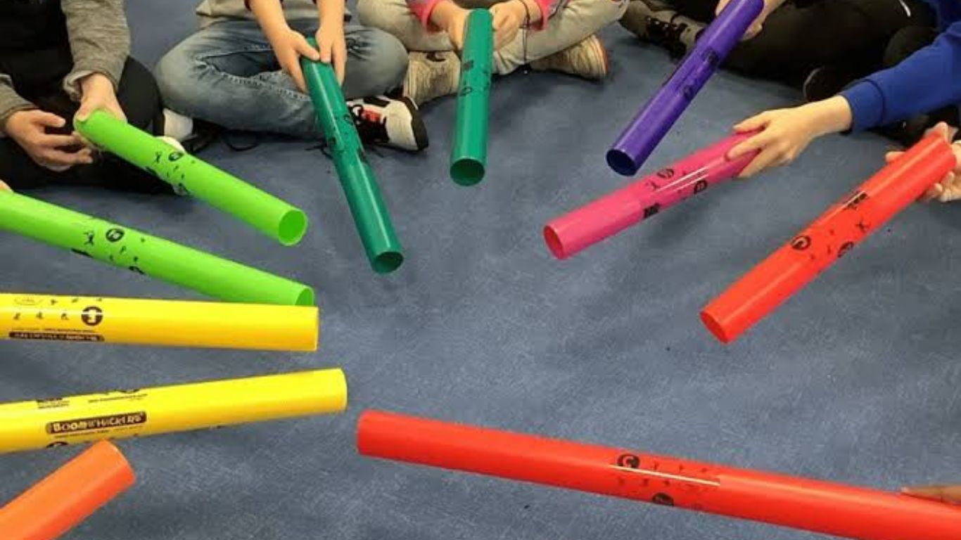Equipo tocando tubos musicales de colores